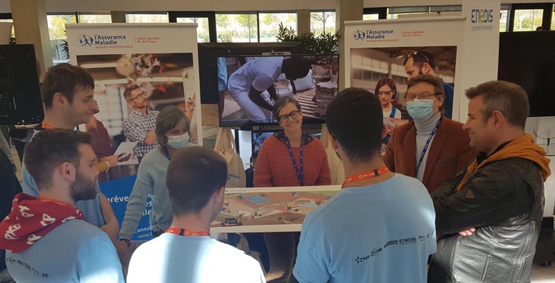 De gauche à droite : élèves participants au challenge, lors de leur visite sur le stand Cramif – Isabelle Daugeron, documentaliste Cramif, Gwenaëlle Le Corre, contrôleur de sécurité Cramif, Thierry Vial, contrôleur de sécurité Cramif – ©Cramif