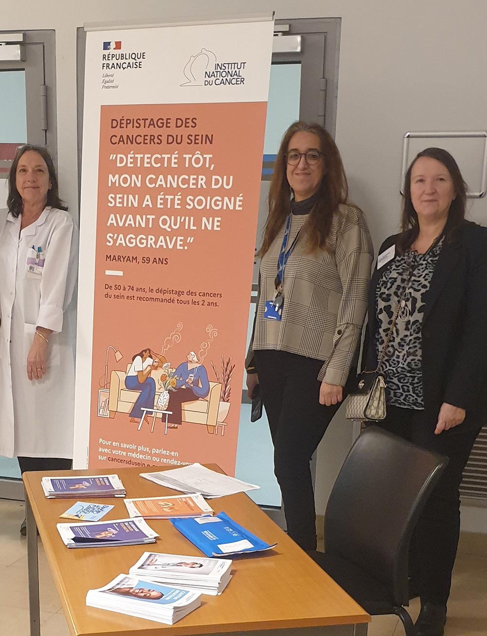 Equipe du centre médical Stalingrad - Dépistage cancer du sein le 27/02/2024 - De g. à d. : Nathalie Thibault - Cheffe de projet à la Cpam de Paris ; Soukaina Bensouilah - Directrice du CMS ; Monique Bourven - Responsable du service radiologie du CMS - © Cramif