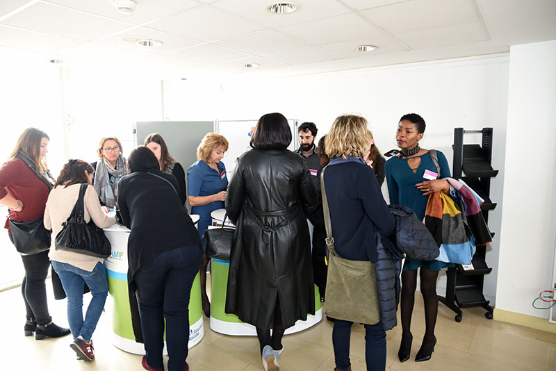 Les participants échangent autour d'un stand de l'espace forum