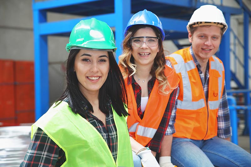 Illustration d'ouvriers de l'industrie dans un entrepôt portant un casque