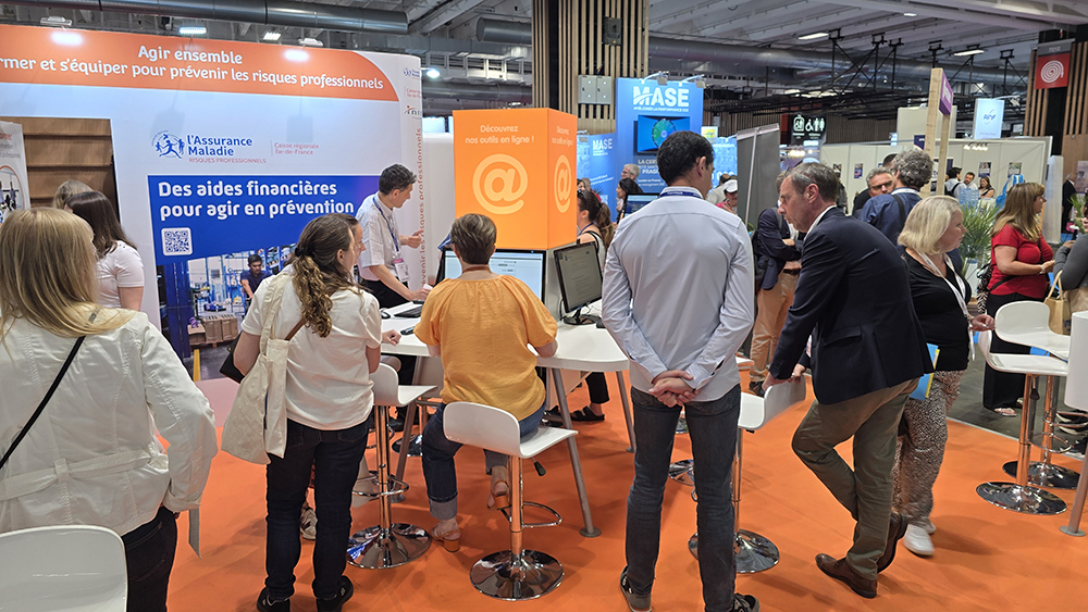 Échanges avec les professionnels sur le stand Assurance Maladie - Risques professionnels - INRS © Cramif
