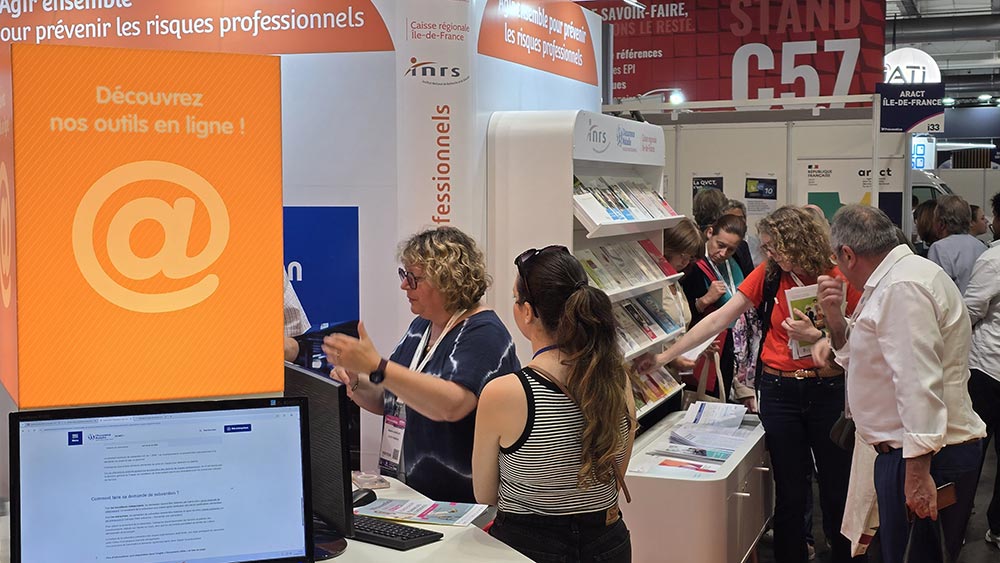 Présentation de la documentation sur le stand Assurance Maladie - Risques professionnels - INRS © Cramif